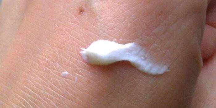 Ungüento en la mano