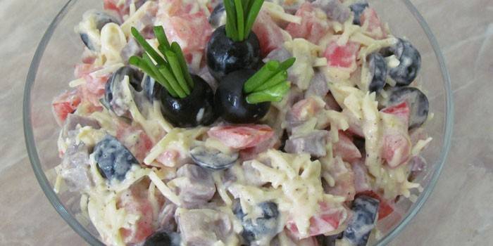 Ensalada con aceitunas, lengua de ternera hervida y queso