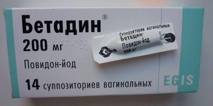 Pochwowe czopki Betadine w opakowaniu