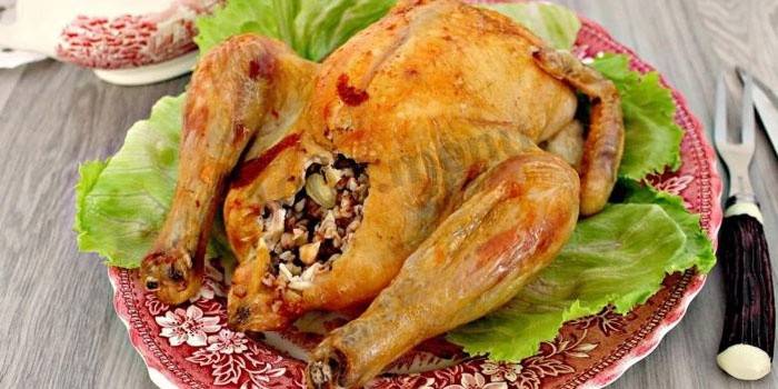 Frango assado recheado com cogumelos com trigo mourisco