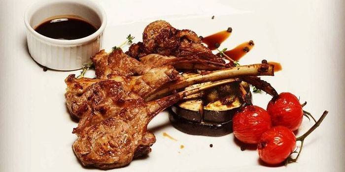 Costillas de cordero con berenjenas y tomates cherry