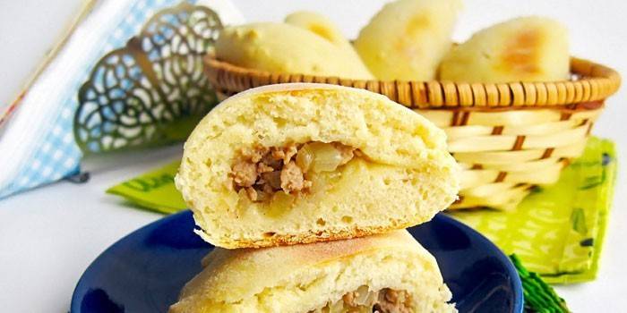 Przekrojone ciasto na talerzu