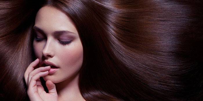Menina, com, cabelo marrom matizado