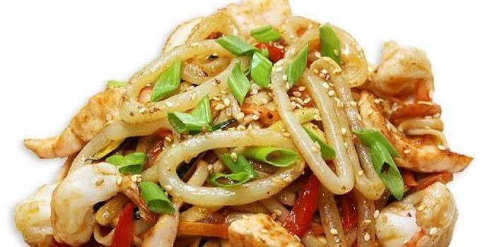 Macarrão udon japonês com frutos do mar