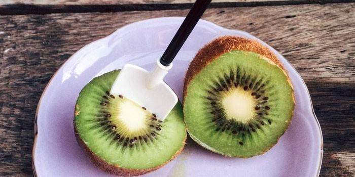 Owoce kiwi pokrojone na talerzu