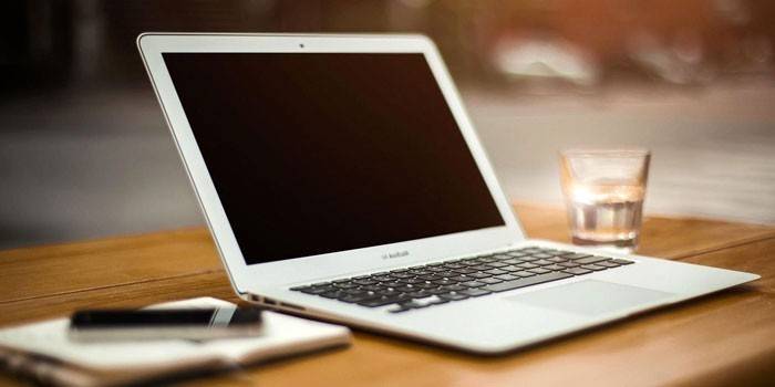 Laptop a sklo