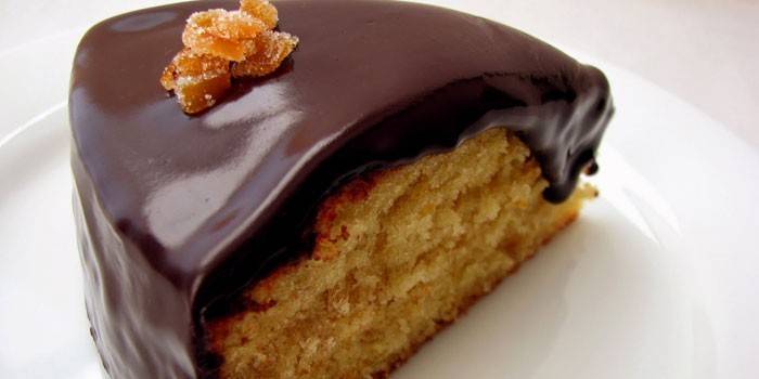 Um pedaço de bolo coberto com chocolate