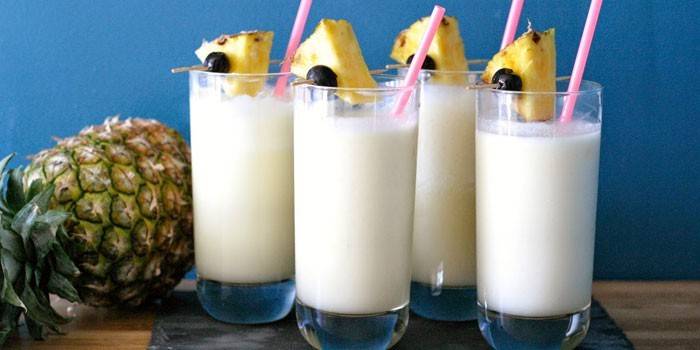 Quatro copos com bebidas de leite