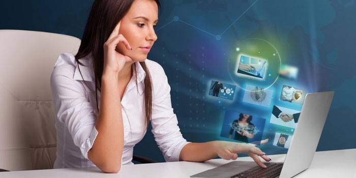 Menina sentada em um laptop
