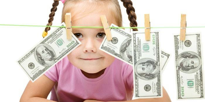Chica y billetes de un dólar en una cuerda
