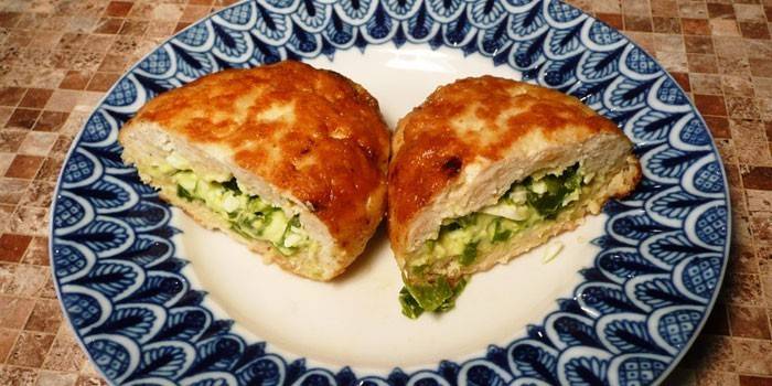 Zraza de pollo picado relleno de huevos y verduras