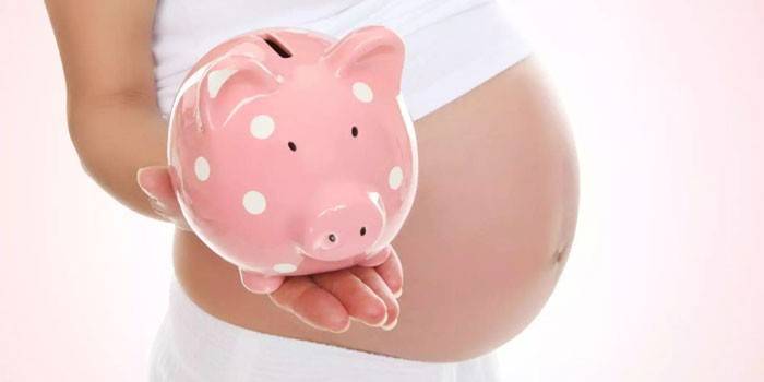 Menina grávida com um cofrinho