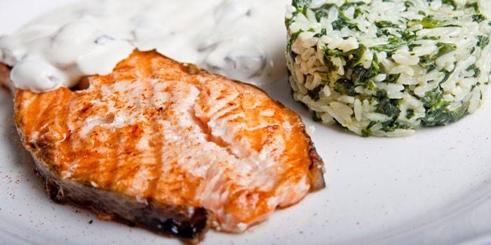 Pescado con arroz y salsa