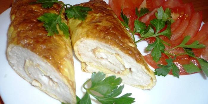 Filete de pollo picado brisole en un plato