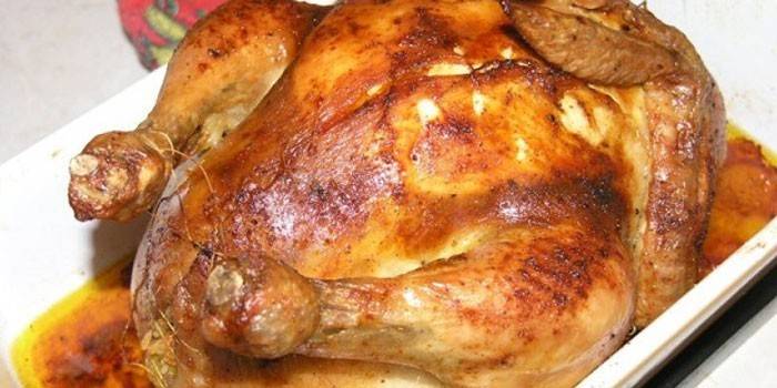 Pollo preparado en una fuente para horno