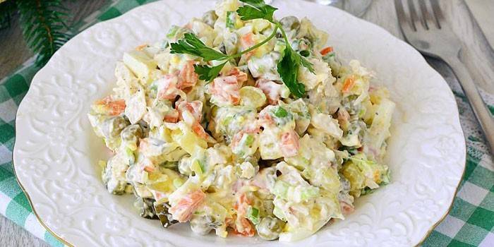 Pronto salada com maionese em um prato