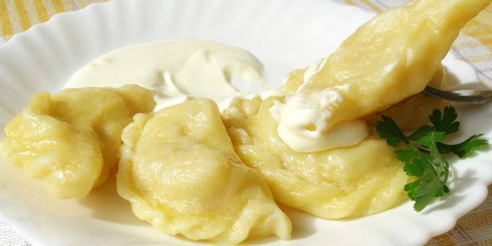 Albóndigas preparadas en un plato con crema agria