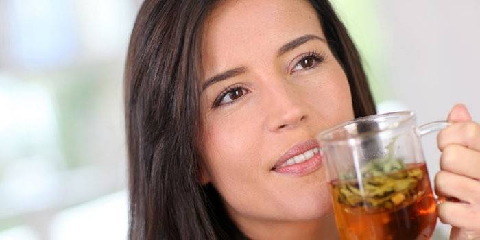 Chica con una taza de té