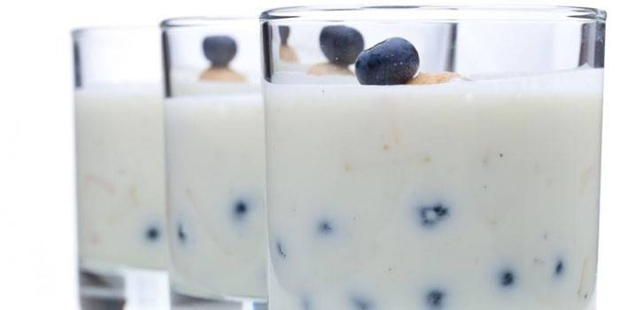Żywy domowy jogurt z jagodami w szklankach