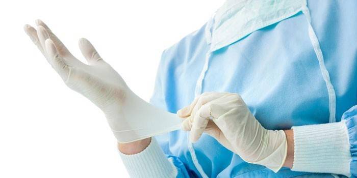 El doctor se pone un guante