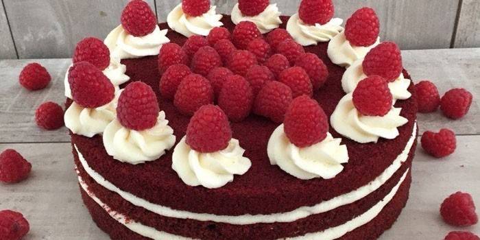 Bolo pronto de veludo vermelho com framboesas