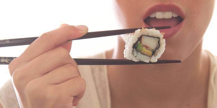 Menina, comer, sushi