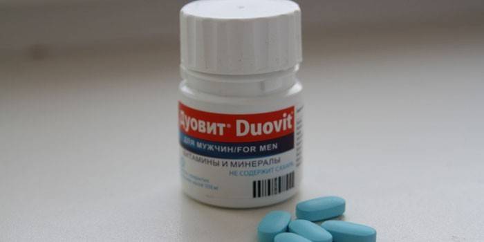 Vitamíny Duovit pre mužov v pohári