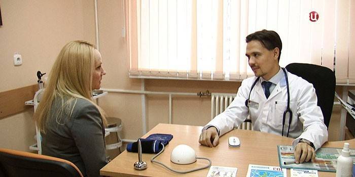 Garota na consulta do médico
