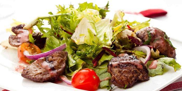 Ensalada tibia con hígado de pollo antes de servir