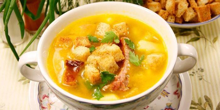 Sopa de arveja ahumada con picatostes