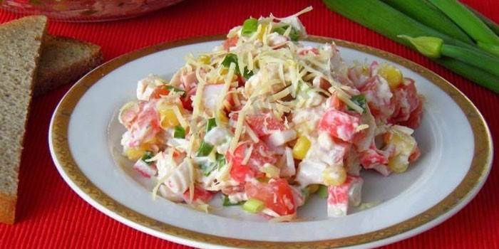 Salada de laranja, frango defumado e varas de caranguejo