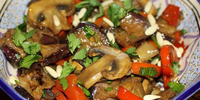 Cogumelos fritos com legumes