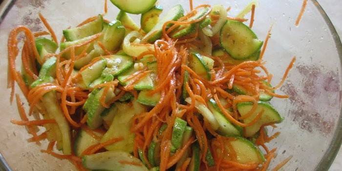 Koreańska cukinia z marchewką w talerzu