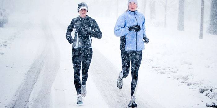 Chicas corriendo en el parque