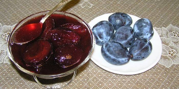 Ameixas e geléia frescas