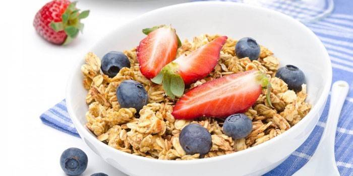Mingau de aveia com frutas, bagas