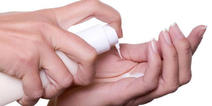 Creme para as mãos na palma da sua mão