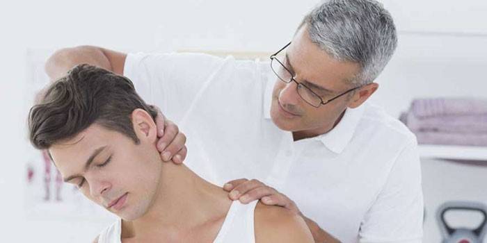 El doctor examina a un hombre