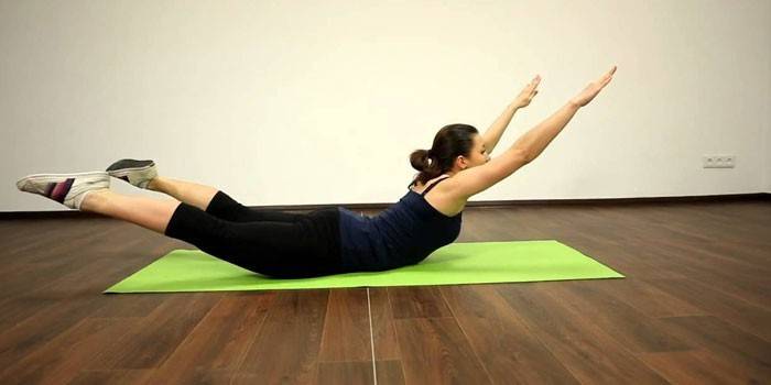 Garota realiza um exercício