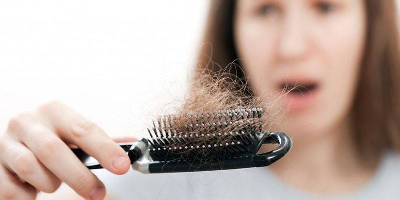Pelo en un peine