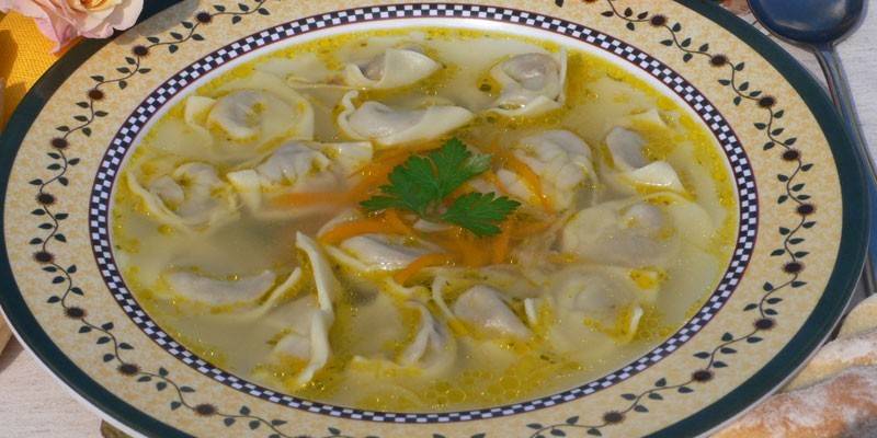 Sopa com bolinhos e queijo