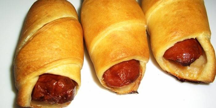 Salsichas assadas em massa sem fermento