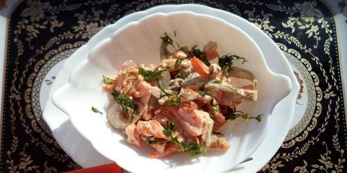 Salada com carne de porco e cebola em conserva