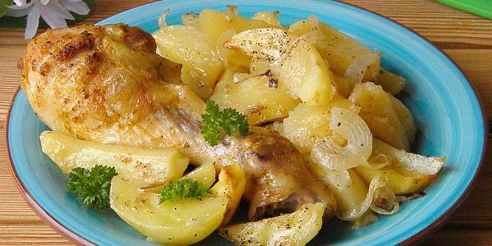 Udko z kurczaka z ziemniakami i cebulą na talerzu