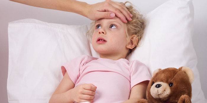 A menina encontra-se na cama