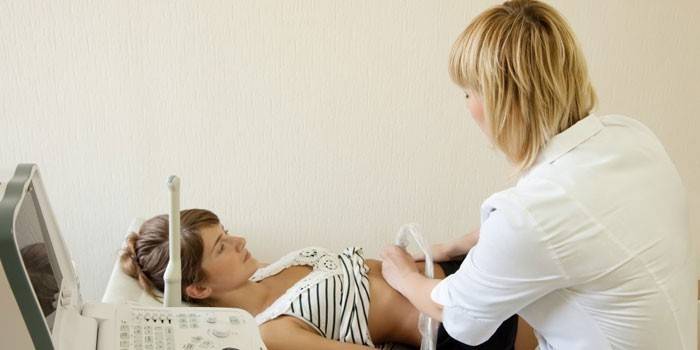 Médico hace ecografía abdominal a una niña