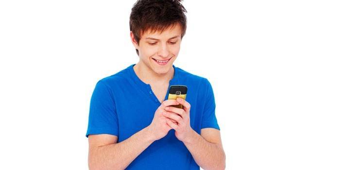 Cara com um telefone