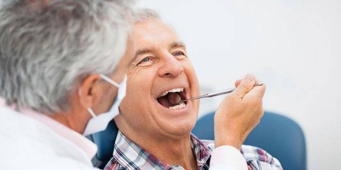 Mężczyzna u dentysty