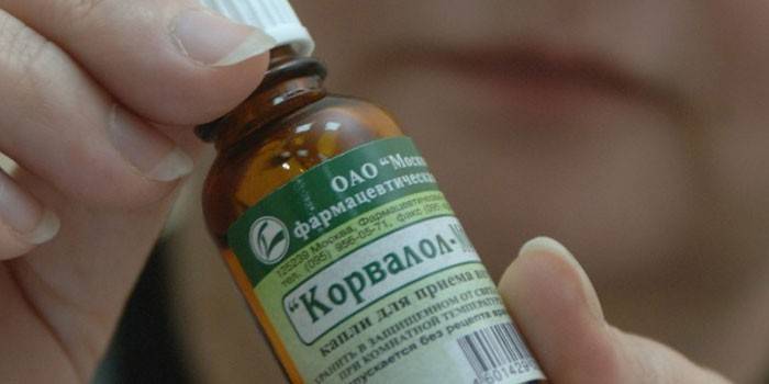 Butelka Corvalolu spada w ręce kobiety