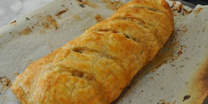 Gotowy strudel jabłkowy na blasze do pieczenia